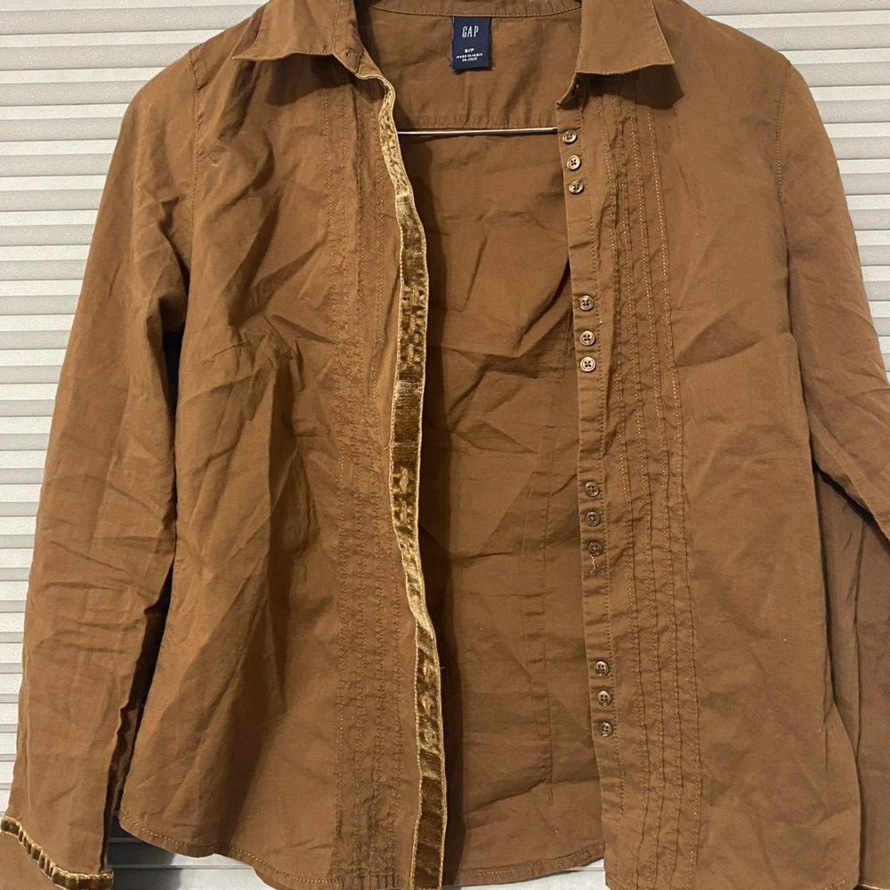 Brown Gap Button down shirt, very flattering fit because of the pleating !! 🤎